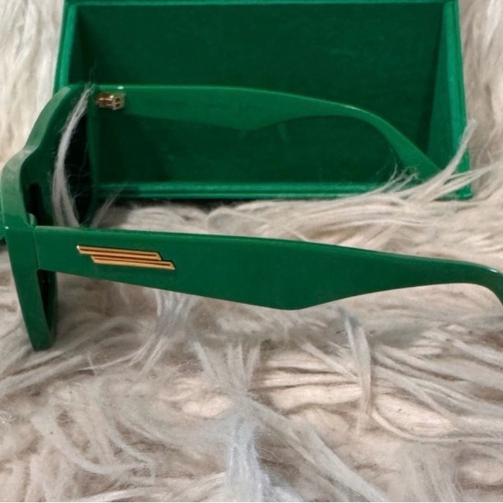 Bottega Veneta Vibrant Green Sunglasses 55mm worn once - Picture 11 of 14